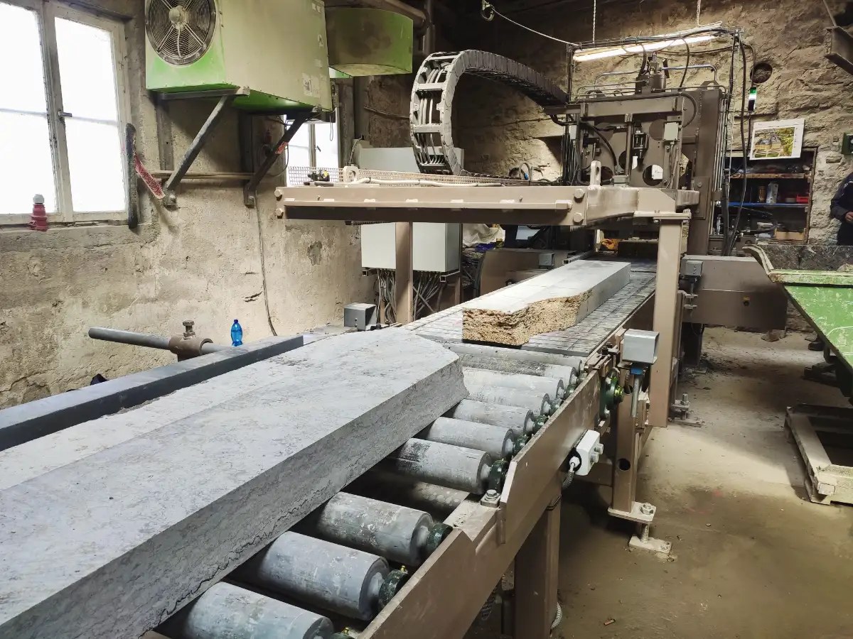 Automated stone slab splitting - loading roller conveyor