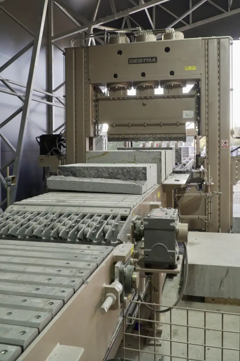 Automatic stone slabs splitting with gripper unit for precise tolerance