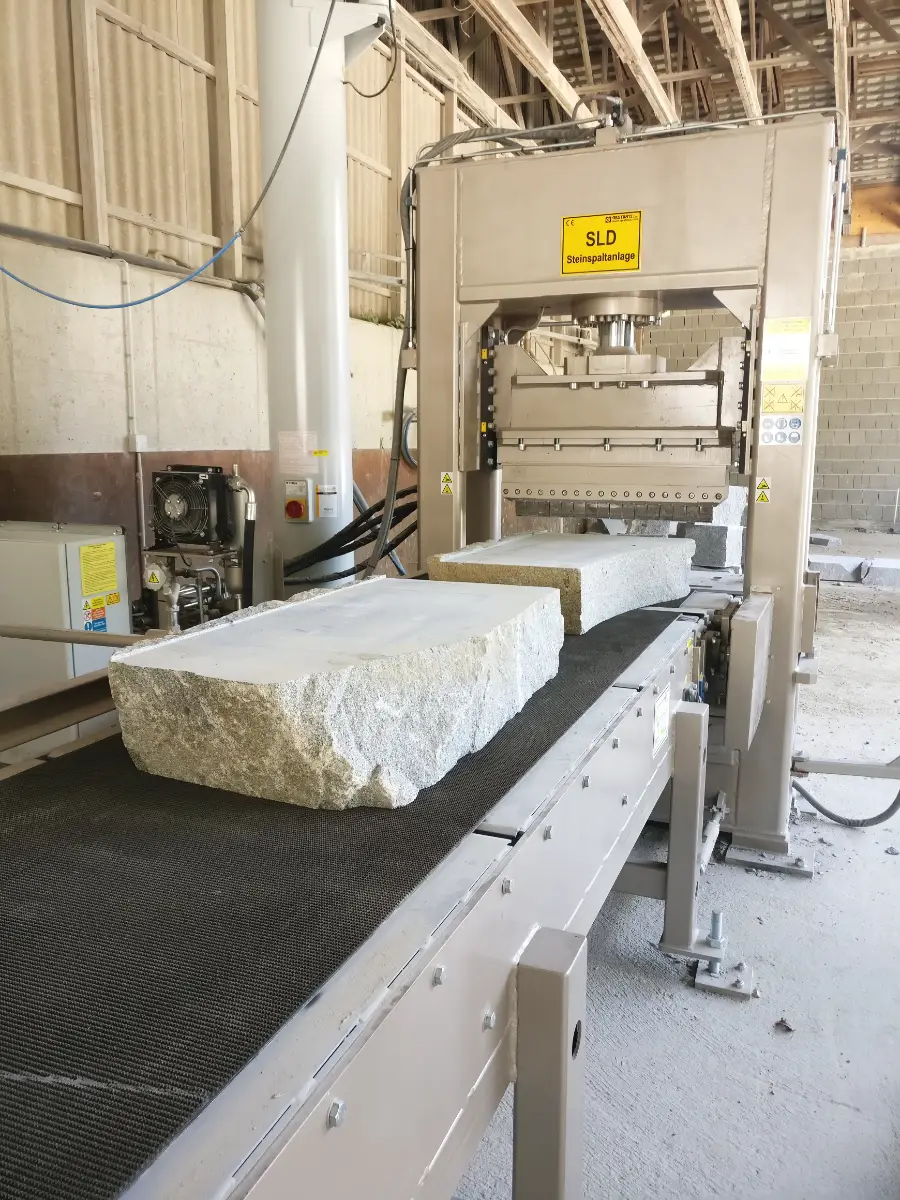 Manual stone slabs splitter with antislip rubber conveyor