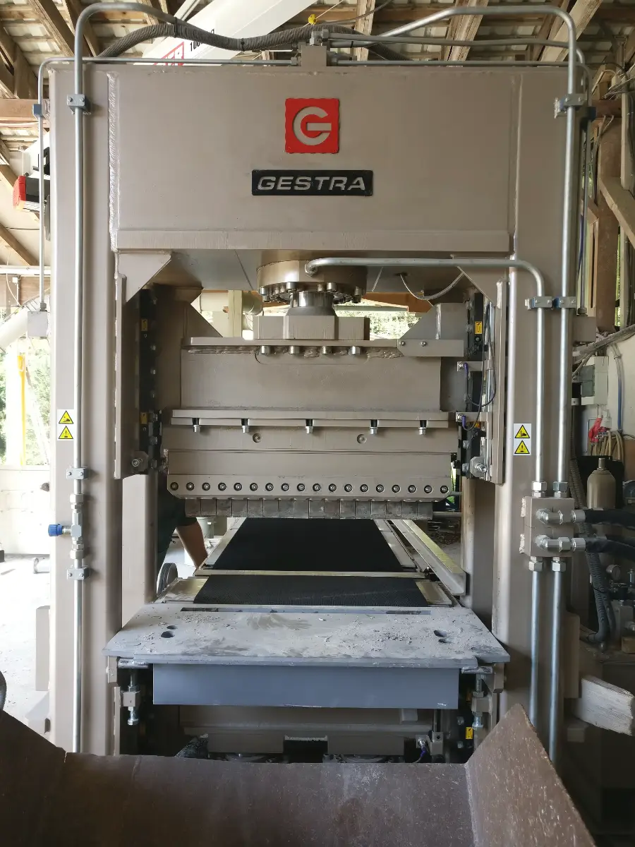 Manual stone slabs splitter with antislip rubber conveyor