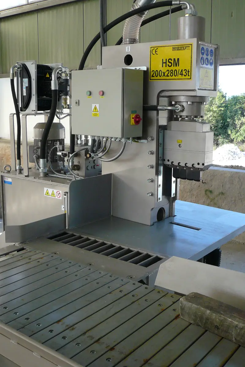 HSM 200 splitter Small 43t paving stone splitter