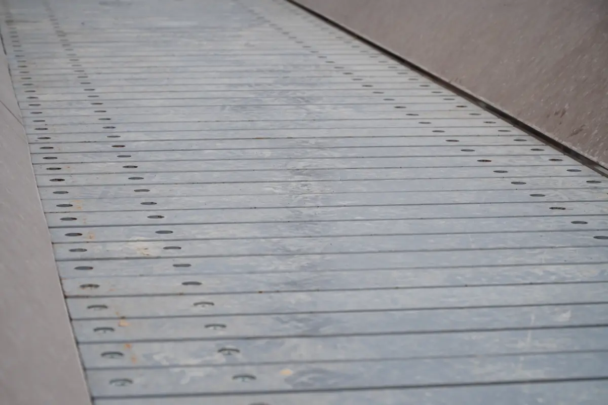 Heavy steel slate conveyor for stones