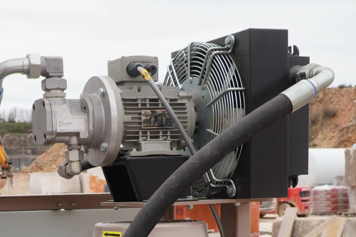 Cooling unit for keeping the hydraulic oil in ideal temperature to prolong sevice life and splitting power