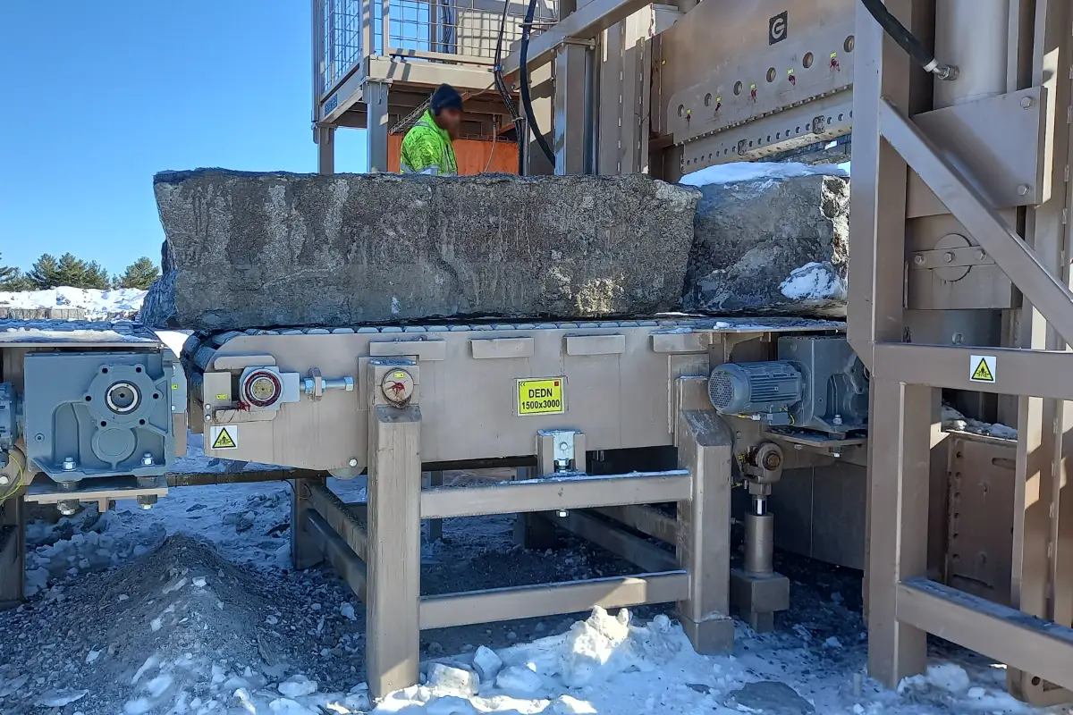 Large stone blocks splitter (guillotine) with lifting conveyor for easier stone loading